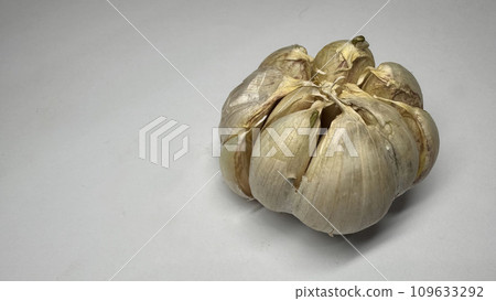 Garlic clove isolated. Garlic cloves set on white background. Unpeeled white garlic cloves collection. With clipping path. Full depth of field. Garlic clove isolated. Garlic cloves set on white background. Unpeeled white garlic cloves collection. With clipping path. Full depth of field. 109633292