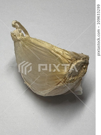 Garlic clove isolated. Garlic cloves set on white background. Unpeeled white garlic cloves collection. With clipping path. Full depth of field. Garlic clove isolated. Garlic cloves set on white background. Unpeeled white garlic cloves collection. With clipping path. Full depth of field. 109633299
