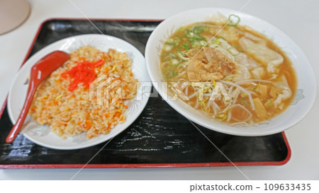 美味的炒飯和餛飩麵 109633435