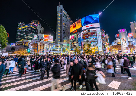 日本東京城市景觀 十二月的喧囂…熙熙攘攘的澀谷。光明與黑暗的交會...覺醒智慧新一年的希望之光... = 9日 109634422