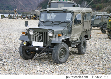 一輛小型日本陸上自衛隊卡車從訓練中撤出。 一輛小型日本陸上自衛隊卡車從訓練中撤出。 109634985