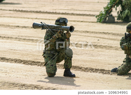Ground Self-Defense Force members holding recoilless rifles at a training exhibition 109634991
