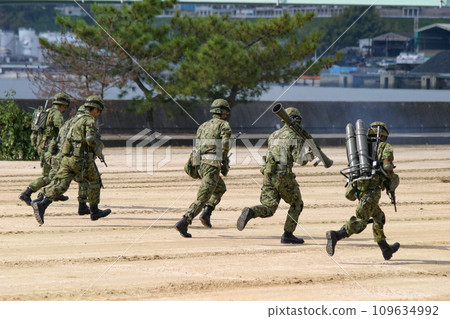 陸上自衛隊人員在訓練展上突擊 陸上自衛隊人員在訓練展上突擊 109634992