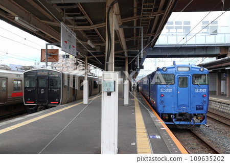 Nagasaki Main Line/Sasebo Line: At Kohoku Station (October 2022) Nagasaki Main Line/Sasebo Line: At Kohoku Station (October 2022) 109635202