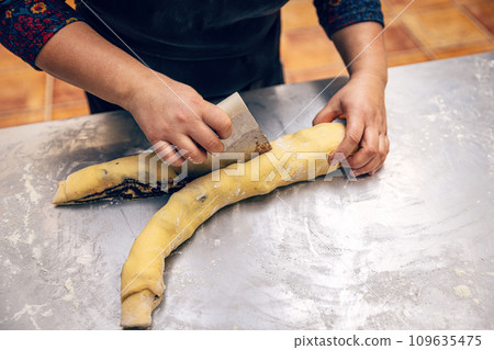 Making swirl brioche with poppy seeds 109635475