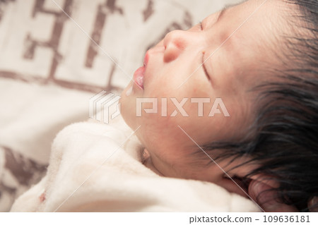 [Newborn baby burps after breastfeeding] 109636181