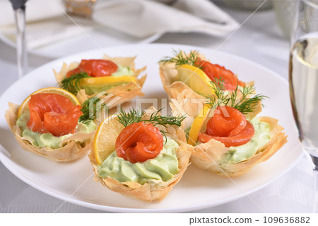 Filo dough baskets with avocado pate and salmon 109636882