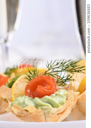 Filo dough baskets with avocado pate and salmon 109636883