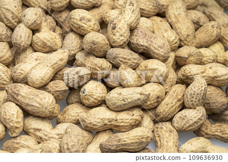inshell peanuts close-up, organic peanuts, top view, selective focus. background image 109636930