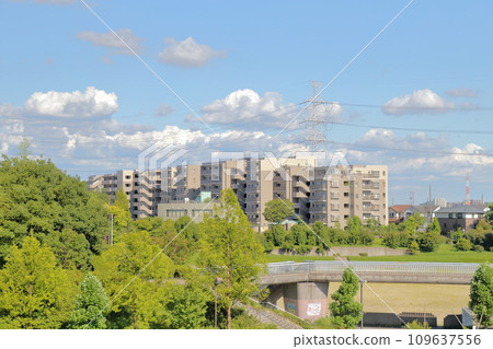 郊區通勤小鎮,公寓大樓在藍天的襯托下閃閃發光 郊區通勤小鎮,公寓大樓在藍天的襯托下閃閃發光 109637556