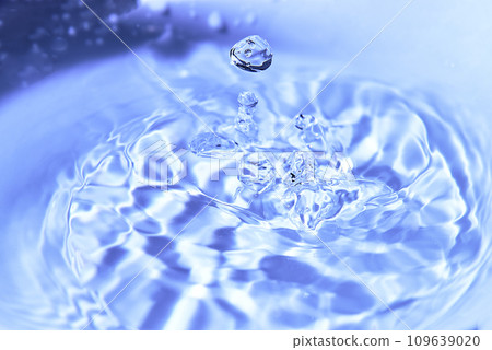 029.One or more drops of water splashing into waves and undefined shapes. Wallpaper 029.One or more drops of water splashing into waves and undefined shapes. Wallpaper 109639020