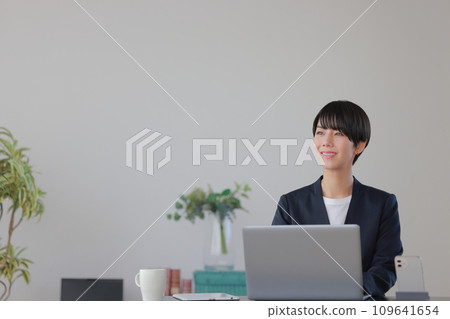 坐在辦公桌前看著窗外的女商人 1 坐在辦公桌前看著窗外的女商人 1 109641654
