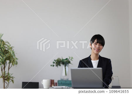 Business woman working at desk_looking at camera 1 109641655