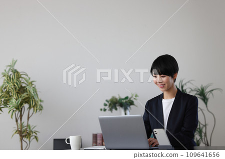 Business woman working at a desk in the office 2 109641656
