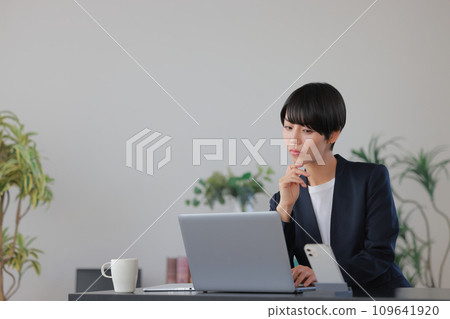 Business woman 1 looking at the PC with an expression that something is wrong 109641920