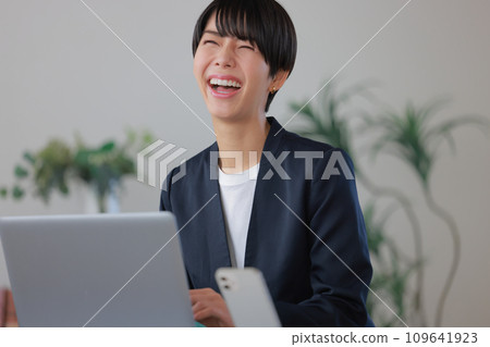 做愉快的案頭工作的女商人1 109641923