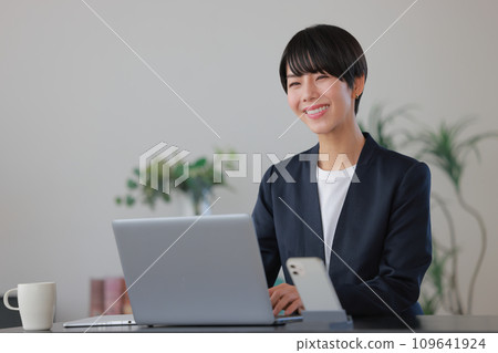 Business woman who smiles at desk work 1 109641924