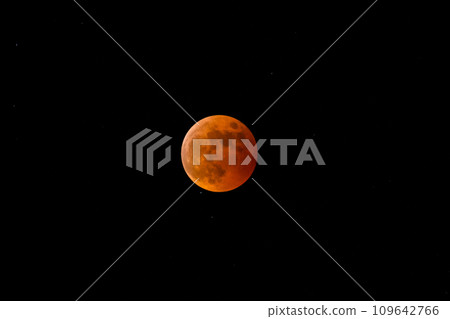 [Total lunar eclipse] Full moon during lunar eclipse 109642766