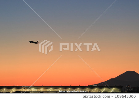 羽田機場夜景 夕陽下的羽田機場 109643300