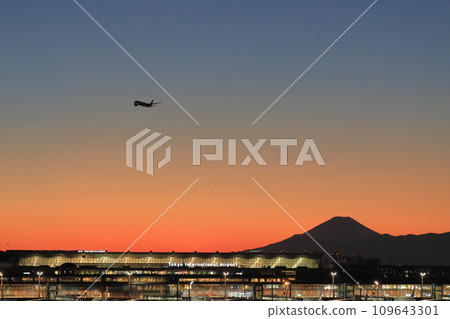 Night view of Haneda Airport Haneda Airport glowing at sunset Night view of Haneda Airport Haneda Airport glowing at sunset 109643301