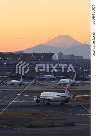 Night view of Haneda Airport Haneda Airport glowing at sunset Night view of Haneda Airport Haneda Airport glowing at sunset 109643304
