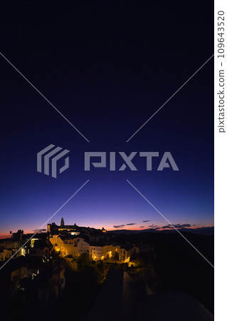 歐洲老城夜景插畫 109643520