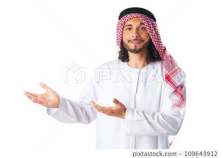 Arab saudi young man pointing to side isolated on a white background 109643912