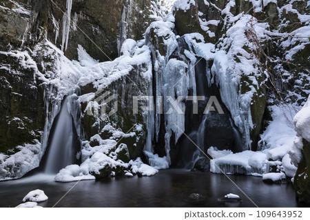 A valley in the harsh winter. Beautiful natural beauty. Maniwa City, Okayama Prefecture, Yamanoori Valley, Yamanoori Fudo Falls 109643952