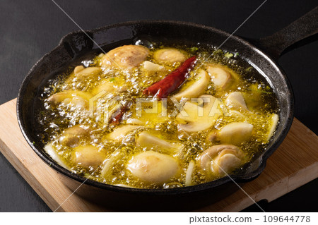 white mushroom ajillo 109644778