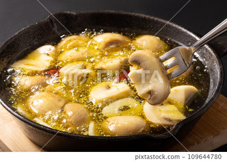 white mushroom ajillo 109644780