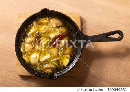 white mushroom ajillo 109644781