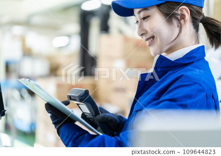 Female worker working in a distribution warehouse 109644823