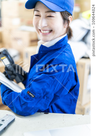 在配送中心工作的微笑女員工 109644824