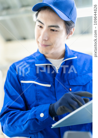 在配送中心工作的男性員工 109644826