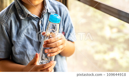 拿著一瓶彈珠汽水的孩子的手 109644918