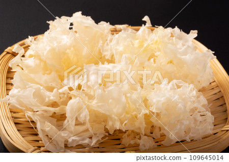 White wood ear fungus from China (dried) 109645014