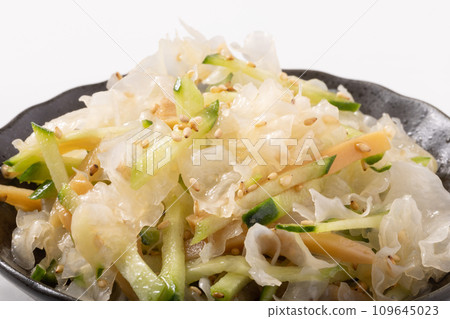 Chinese salad with white wood ear fungus, cucumber, and menma 109645023