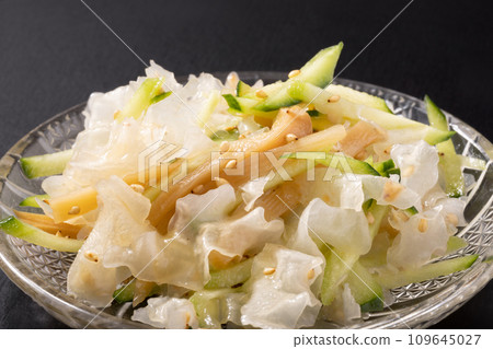 Chinese salad with white wood ear fungus, cucumber, and menma 109645027