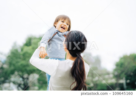 Mother and child hugging 109645160