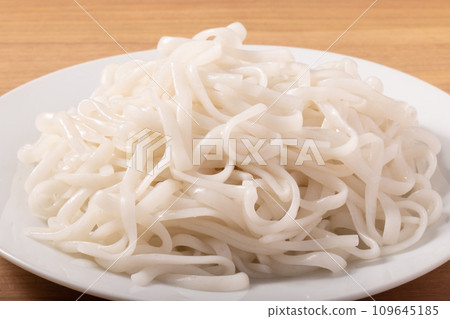 Low-carb noodles, low-carbohydrate noodles (okara powder, konnyaku powder) 109645185