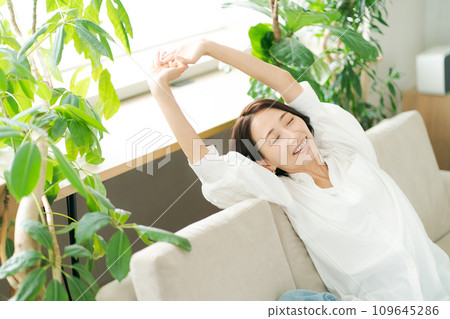 A woman relaxing on the sofa 109645286