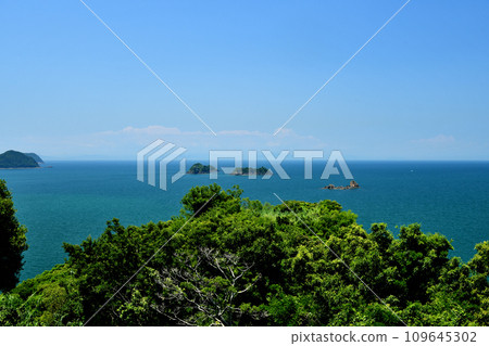 Islands floating in the sea of Subara (Takashima on the far right, Karimojima in the center, Kenmujima on the left) [Yuasa Town, Wakayama Prefecture] 109645302