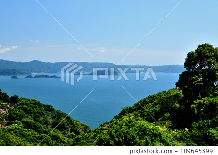 從有田蜜柑街道眺望漂浮在湯淺灣的鹿島和高島【和歌山縣有田市】 從有田蜜柑街道眺望漂浮在湯淺灣的鹿島和高島【和歌山縣有田市】 109645399