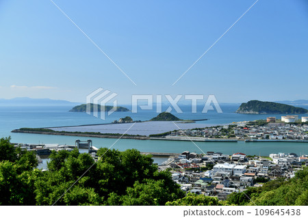 從有田橘海道眺望有田川河口、沖之島、城之島[和歌山縣有田市] 109645438