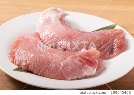 (Directly delivered from Shiogama Port, Miyagi Prefecture) Bigeye tuna, cheek meat, rare parts 109645468