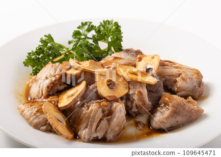 Bigeye tuna and cheek steak directly delivered from Shiogama Port, Miyagi Prefecture 109645471