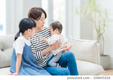 一對母女安慰哭泣的男孩。 109645816