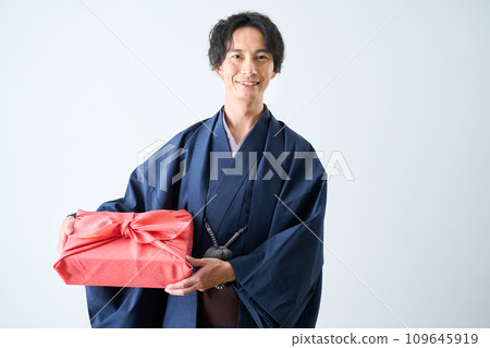 man with gift box 109645919