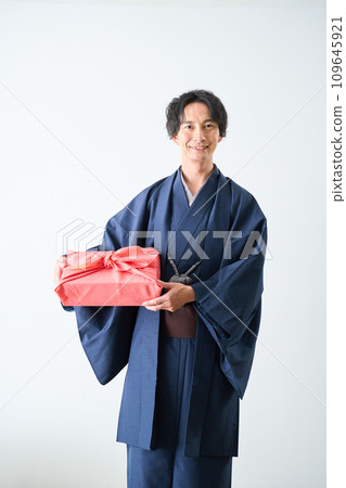 man with gift box 109645921