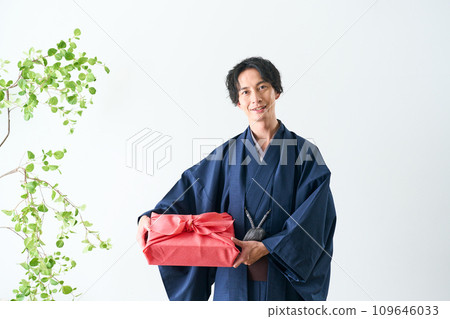 拿著禮品盒的男人 109646033